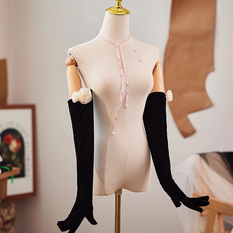 Vintage Fashion Photographers - Kadın Zarif Siyah Çiçek Desenli Uzun
